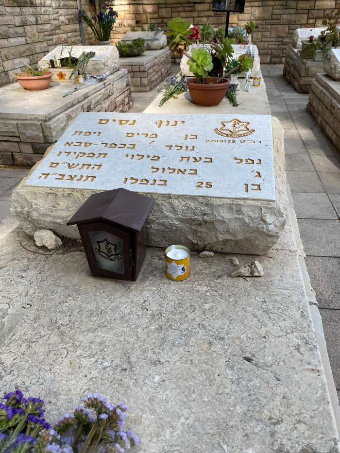 מדליקים נר בבית העלמין הצבאי
