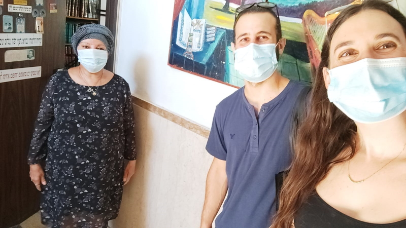 מתנדבים בביקור אצל קשישים בעיר