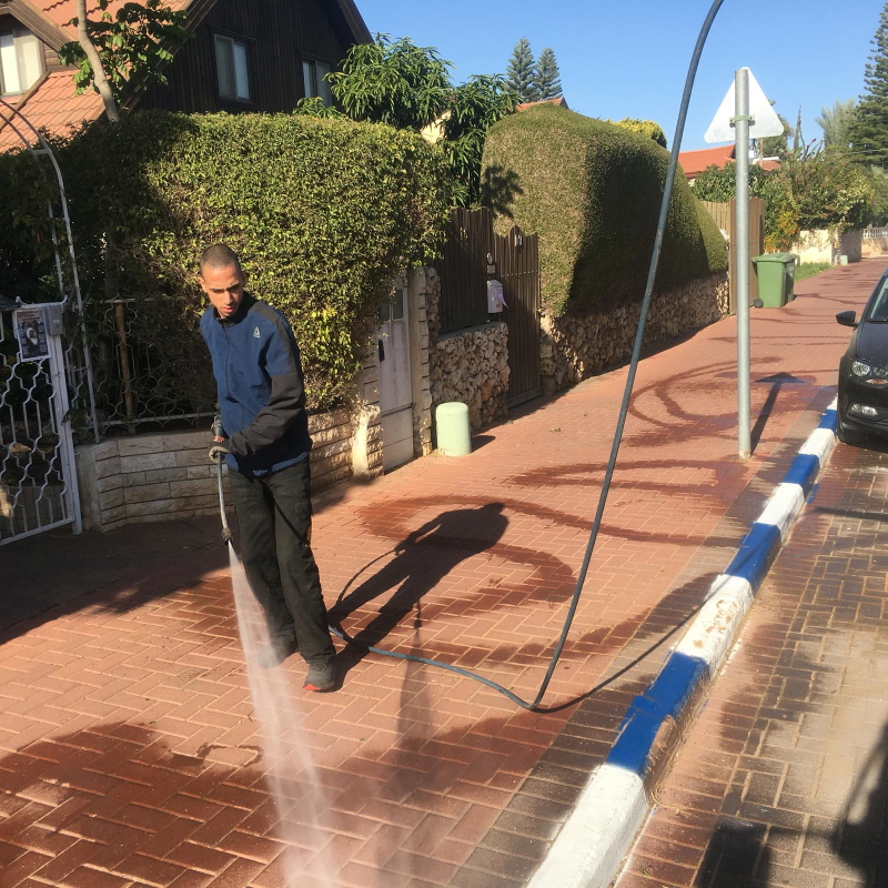 שוטפים את רחובות העיר השבוע