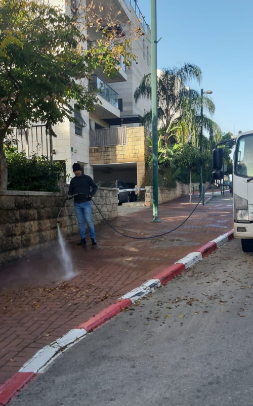 שוטפים את רחובות העיר 