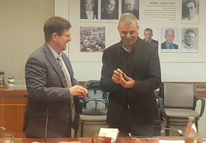 ראש העיר רפי סער וראש העיר גיינסוויל לורן פו