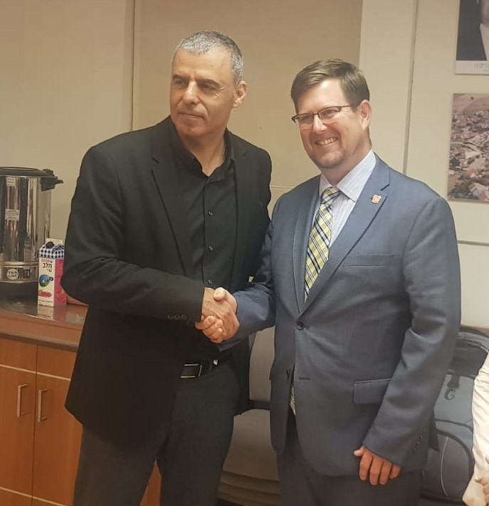 ראש העיר רפי סער וראש העיר גיינסוויל לורן פו