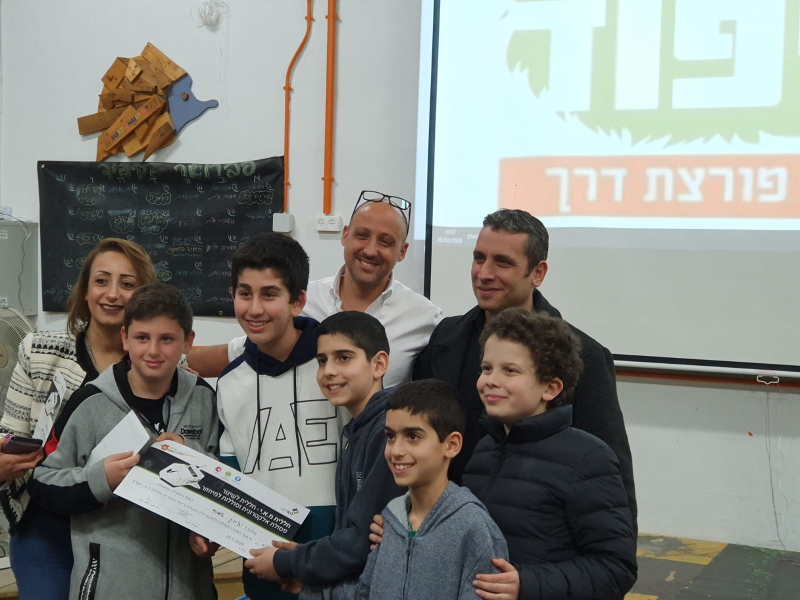 התלמידים הזוכים בתחרות עם מנכל העירייה