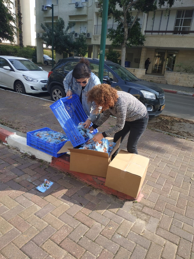 תורמים ארוחות לנזקקים