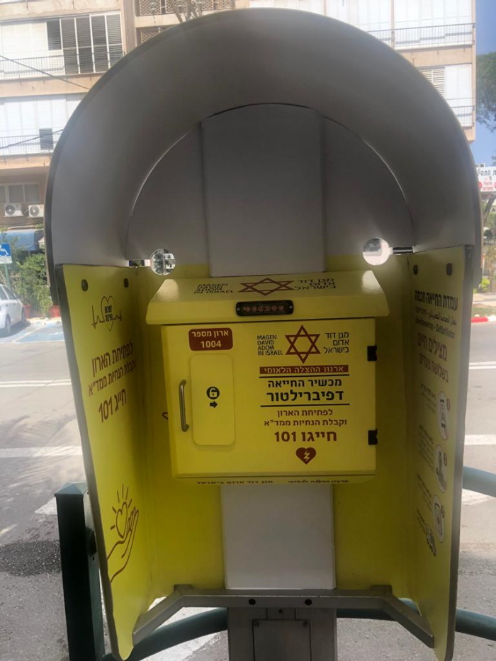  דפיברילטורים בעמדות טלפון 