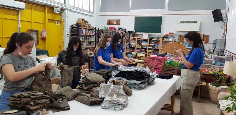 נערות מכפר סבא אורזות את הבגדים במרכז קיפוד