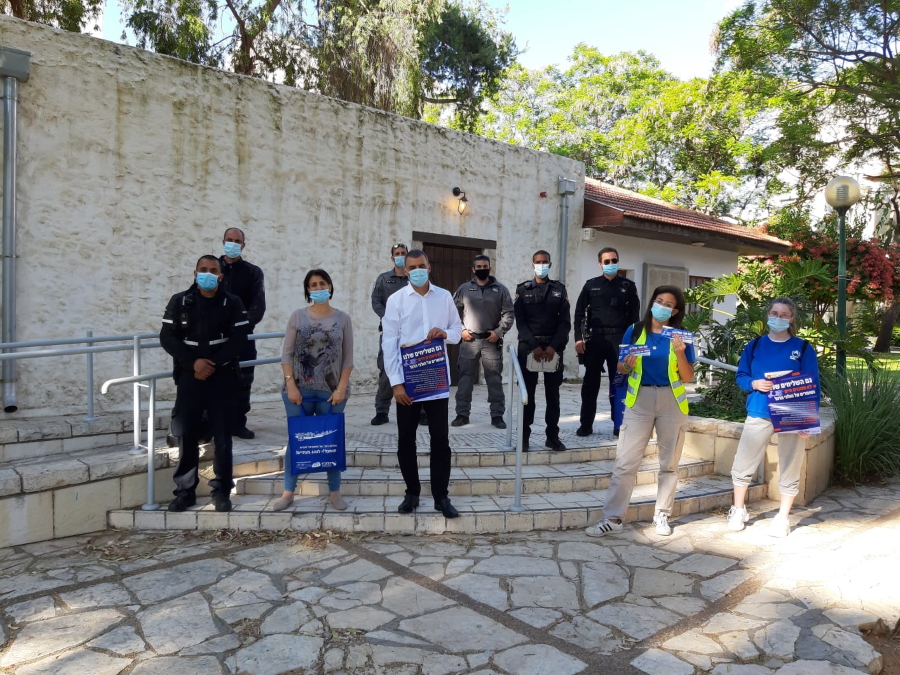 רצ"ב: נציגי השיטור העירוני ונבחרת "שחקים" עם ראש העיר ומנהלת הרשות העירונית לבטיחות בדרכים. צילומים: עיריית כפר סבא
