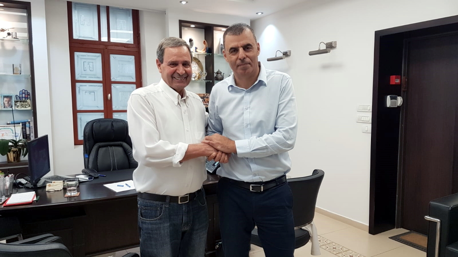 ראש העיר רפי סער ויו"ר מועצת ארגוני המתנדבים מאיר אהרוני 