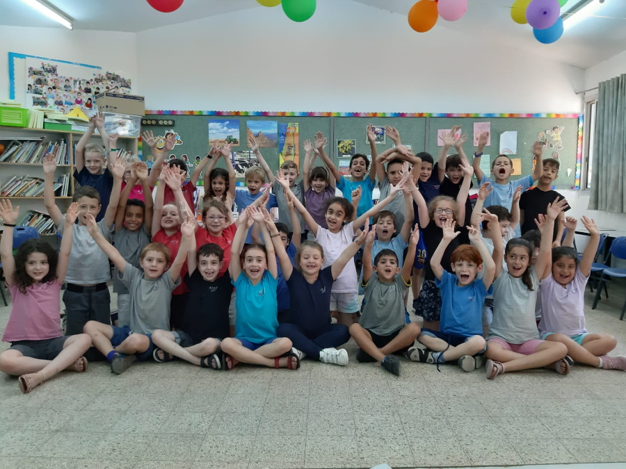 תלמידי כיתה א' בבית הספר גולדה מאיר בפתיחת שנת הלימודים תש