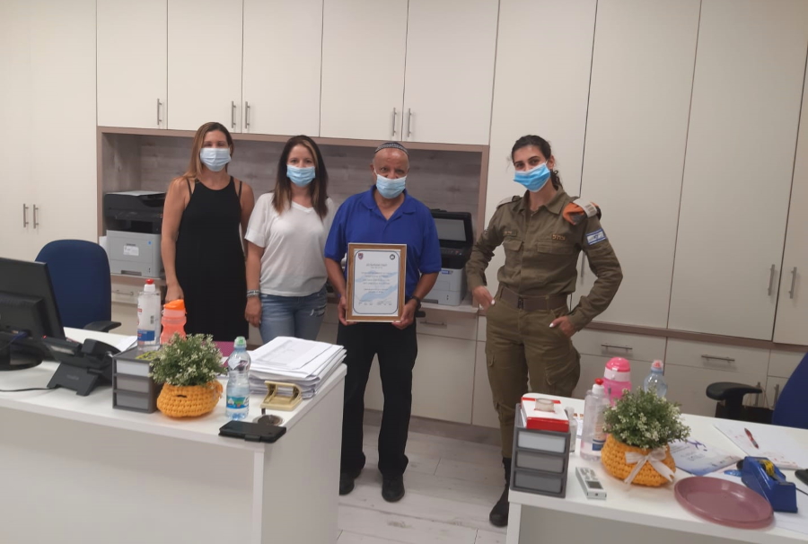 אב הבית אליצור לוי סרן שהר בכר ומזכירות בית הספר