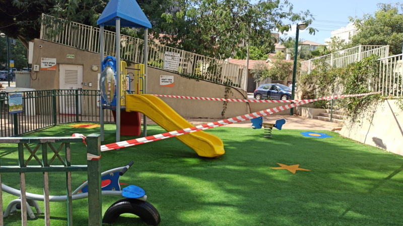מתקן שעשועים בעיר סגור עם סרטי סימון