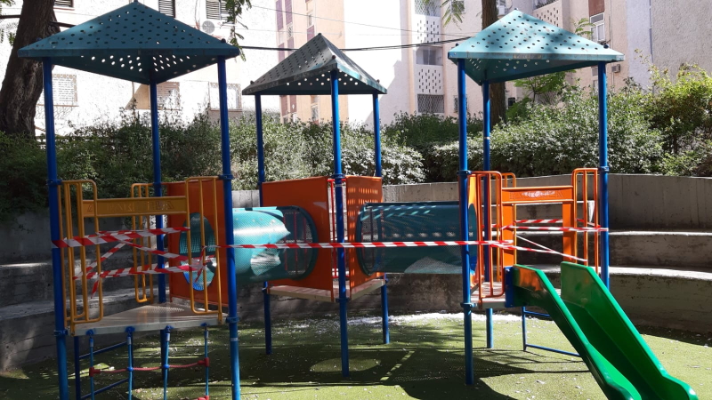 מתקן שעשועים בעיר סגור עם סרטי סימון