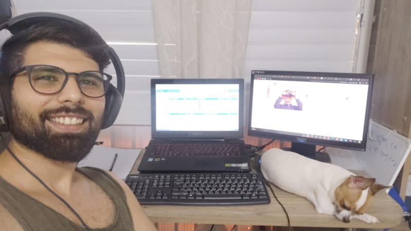 עובד המוקד בעבודה מהבית
