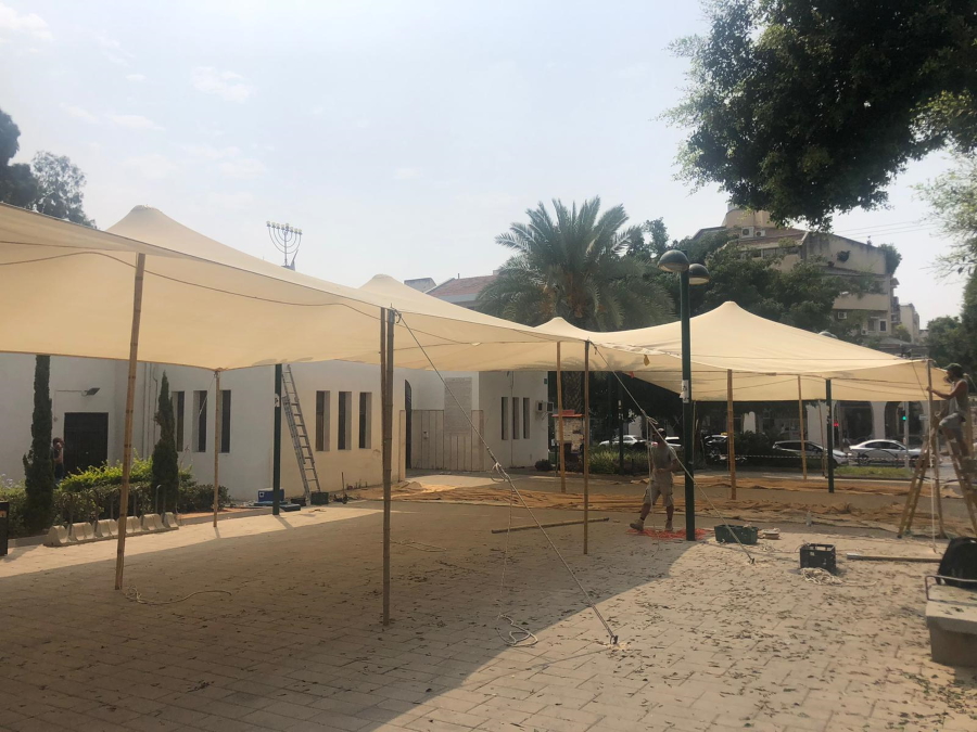 התקנת הצללה ברחבת בית הכנסת הגדול