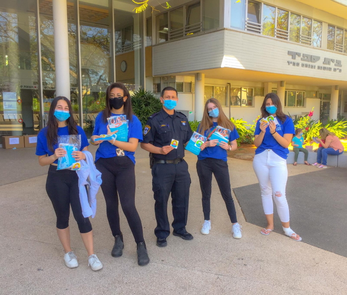 חניכות תנועת הנוער במסע הסברה