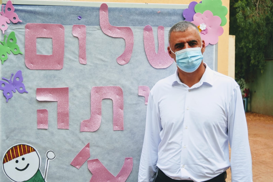 ראש העיר רפי סער בסמוך לשלט שלום כיתה א