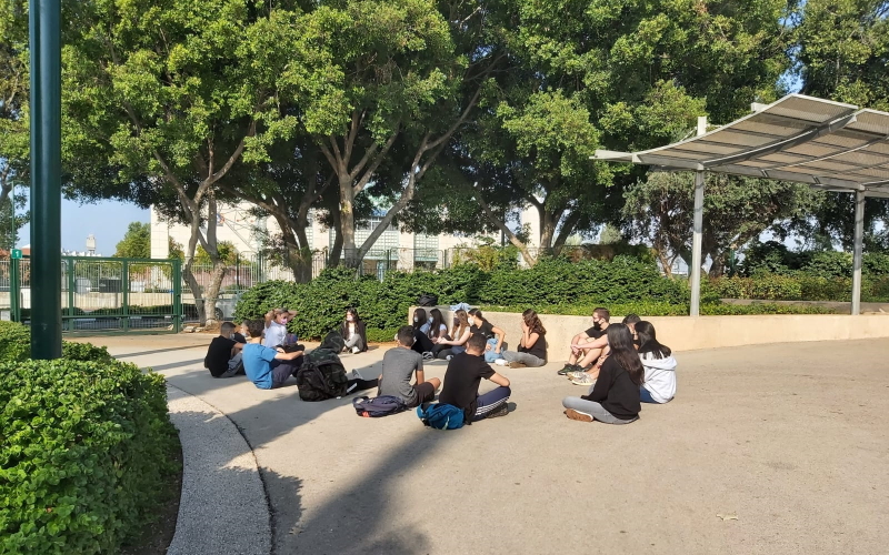 מפגש חברתי בחוץ בחטיבת אלון