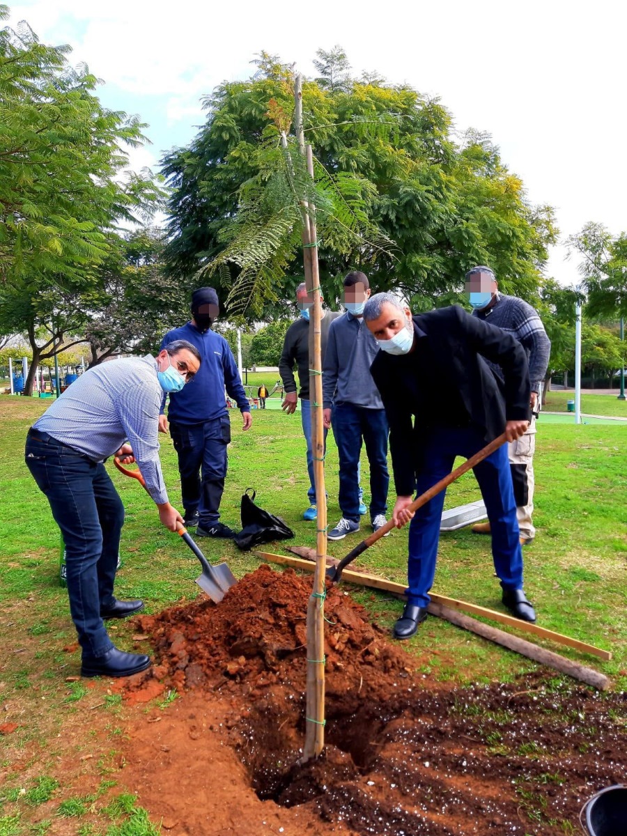ראש העיר וסגנו נוטעים עץ בפארק לכבוד טו בשבט
