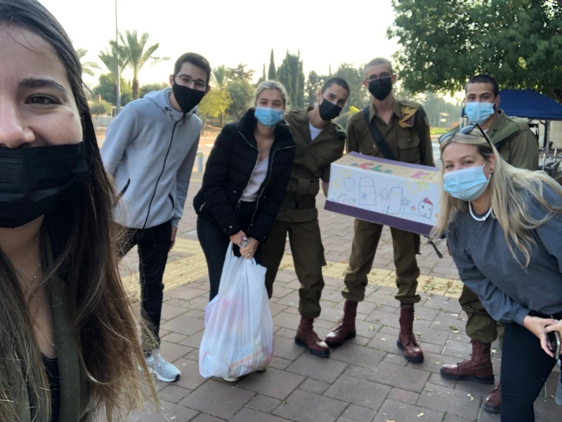חלוקת חבילות מתוקות לחיילים