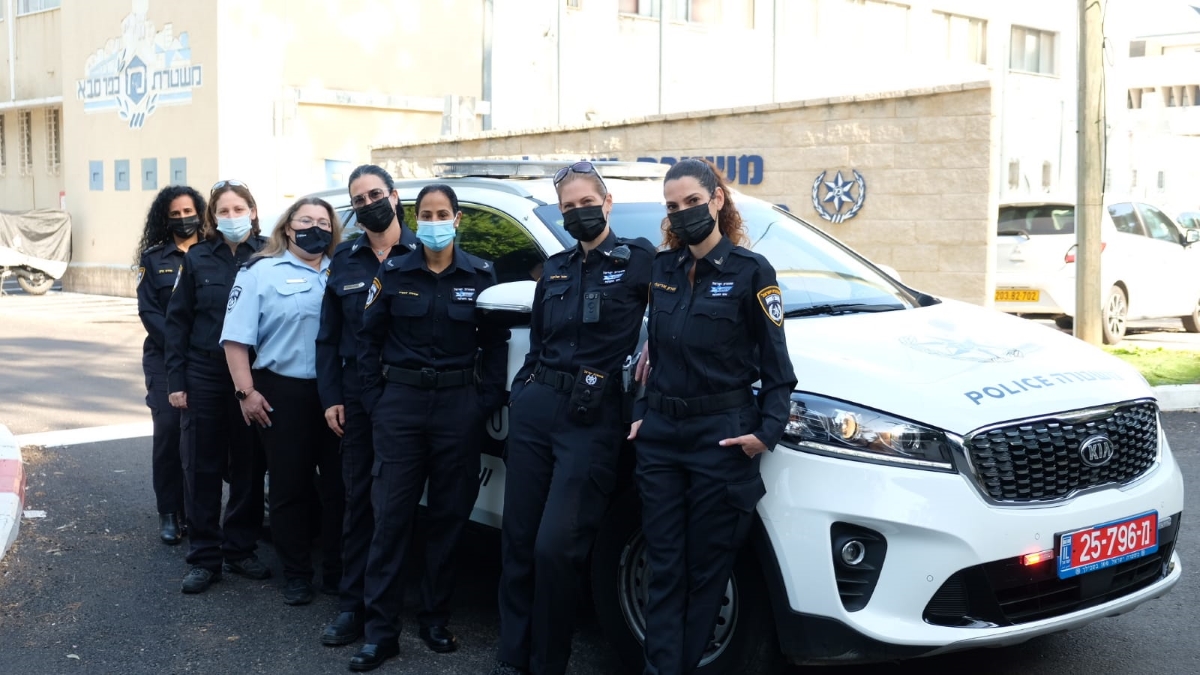 מתנדבות במשרד התנועה במשטרת כפר סבא