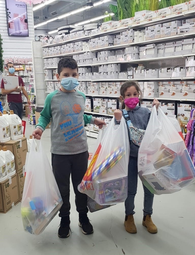 עפרי קופרברג ולביא נחום בעת רכישת המשחקים