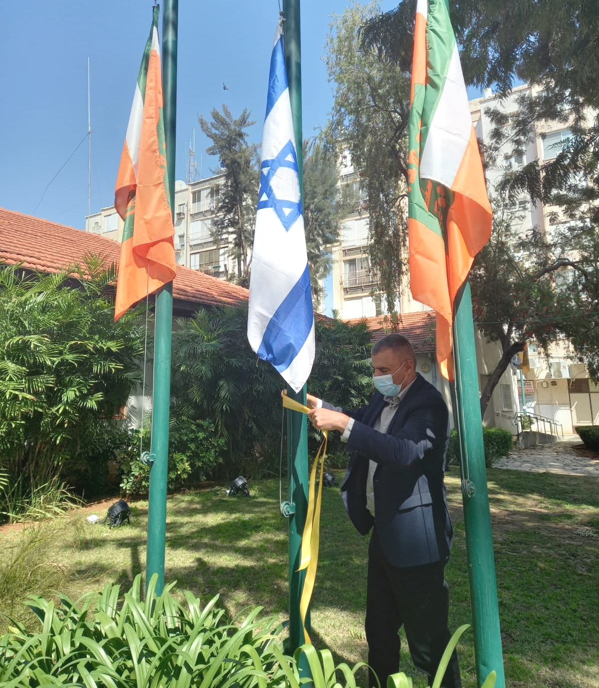 רפי סער ראש העיר בעת תליית הסרט