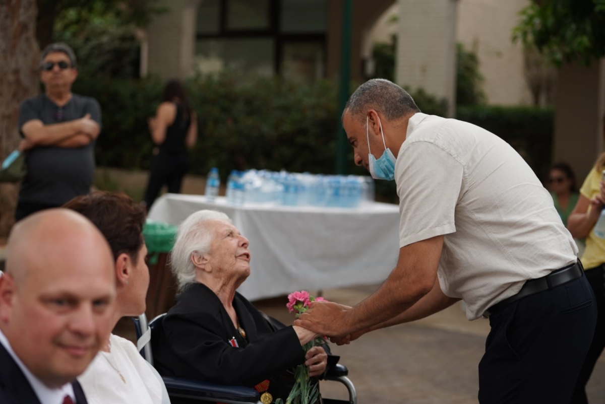 ראש העיר רפי סער בטקס ההוקרה העירוני עם תושבת כפר סבא אנה בירינשטיין וטרנית וגיבורה