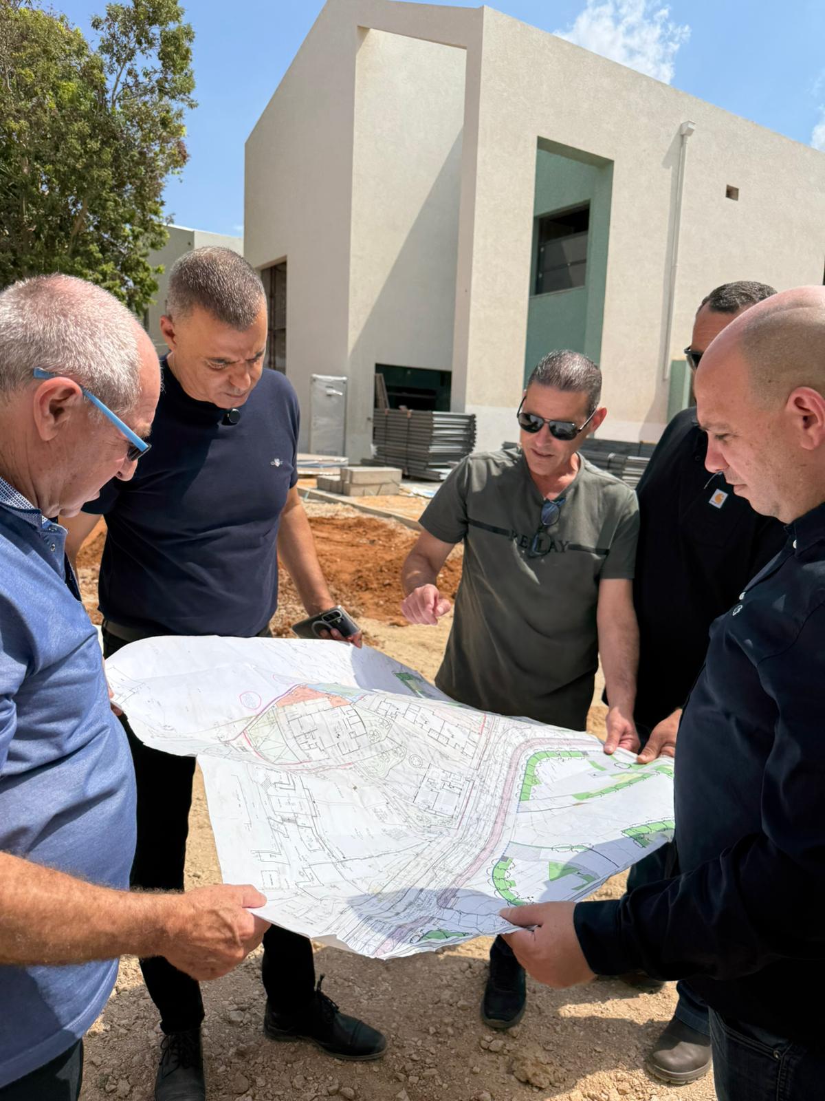 ראש העיר רפי סער וצוותי המקצוע בסיורים במוסדות חינוך בעיר בהם מתבצעות עבודות שדרוג ובנייה
