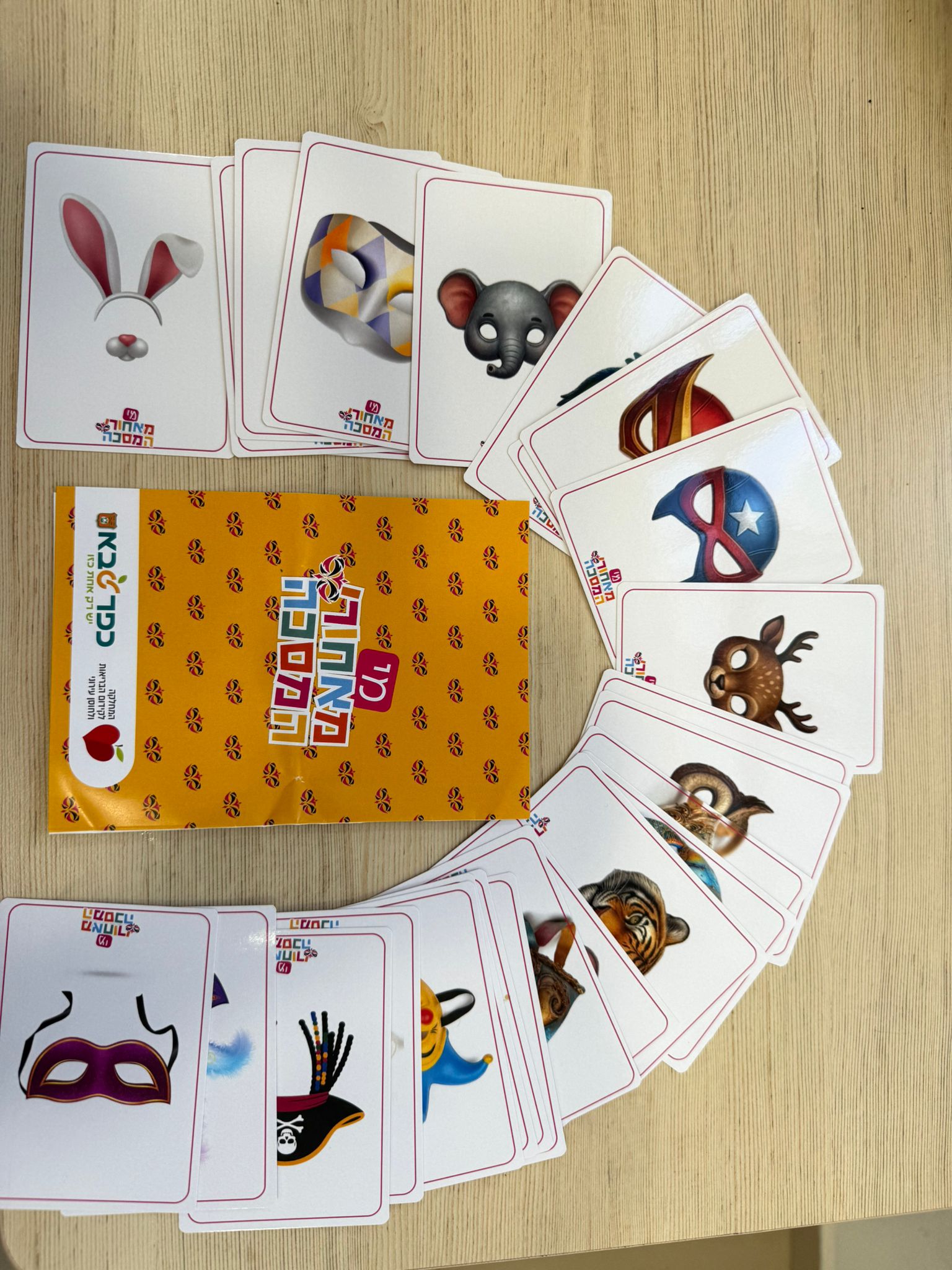 משחק הקלפים מי מאחורי המסכה