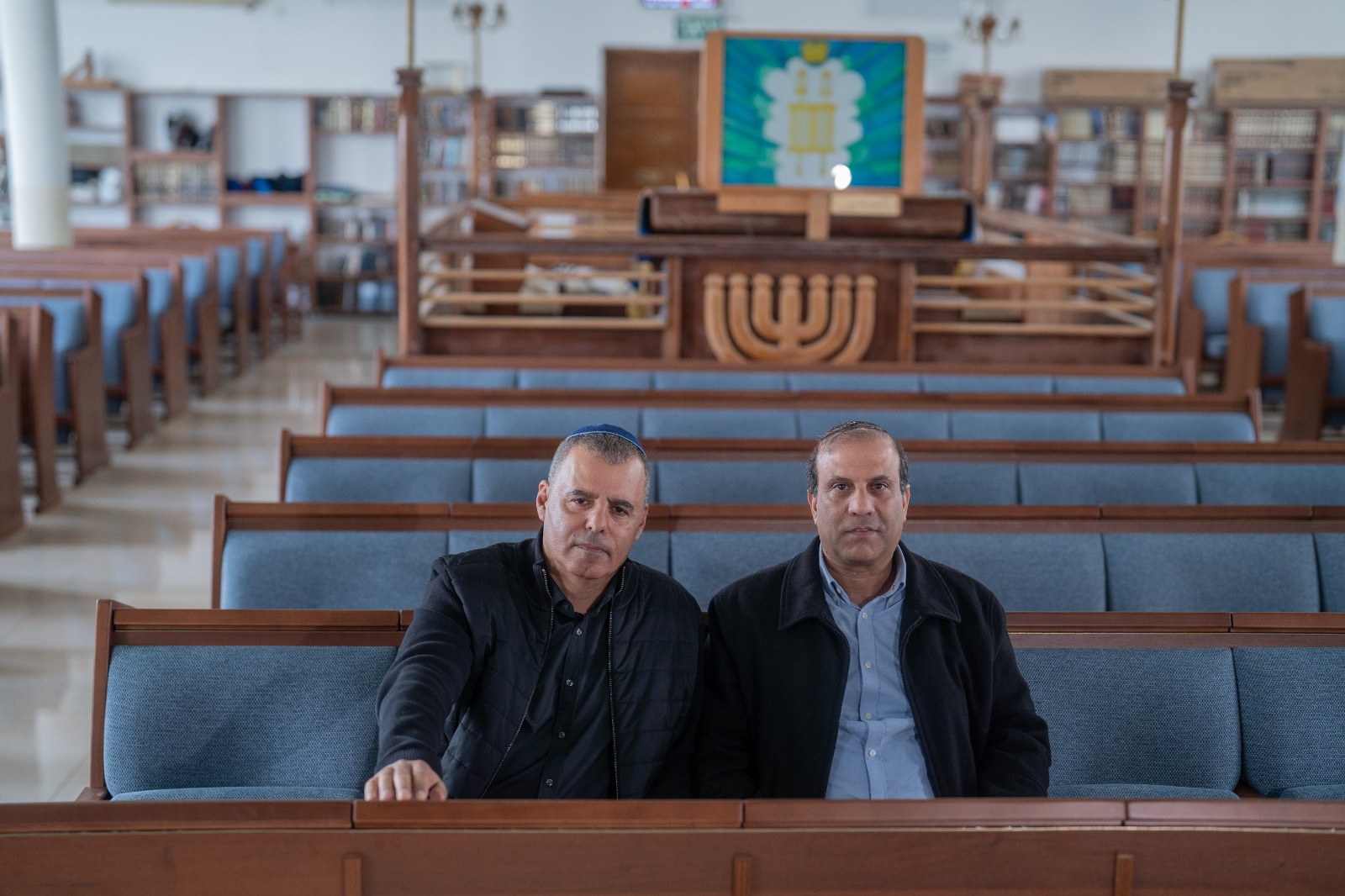 ראש העיר רפי סער וחבר המועצה איתן צנעני בבית הכנסת המרכזי בכפר סבא