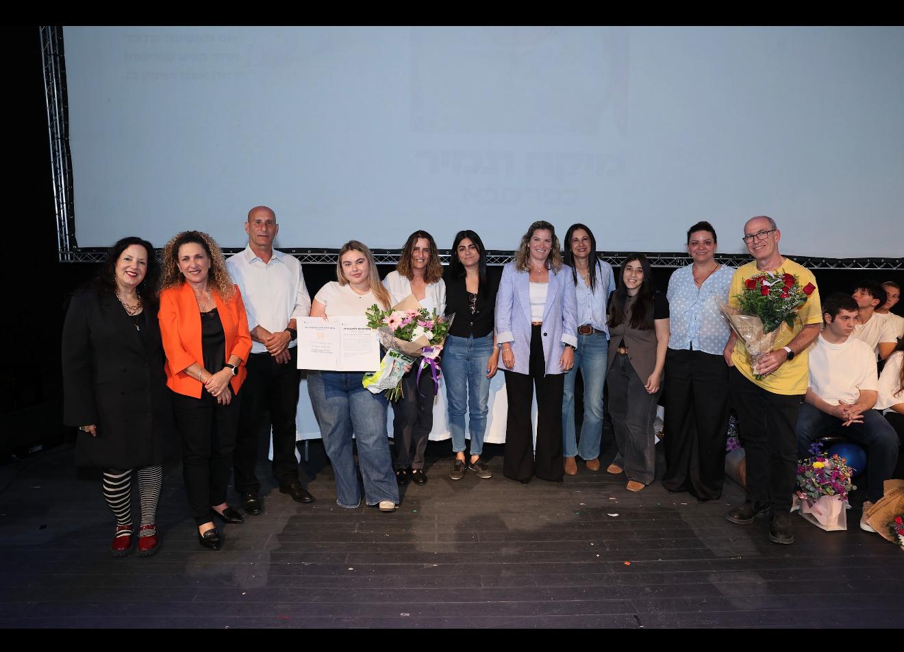 מיקה תמיר ושובל פקטור בקבלת הפרס בטקס משרד החינוך