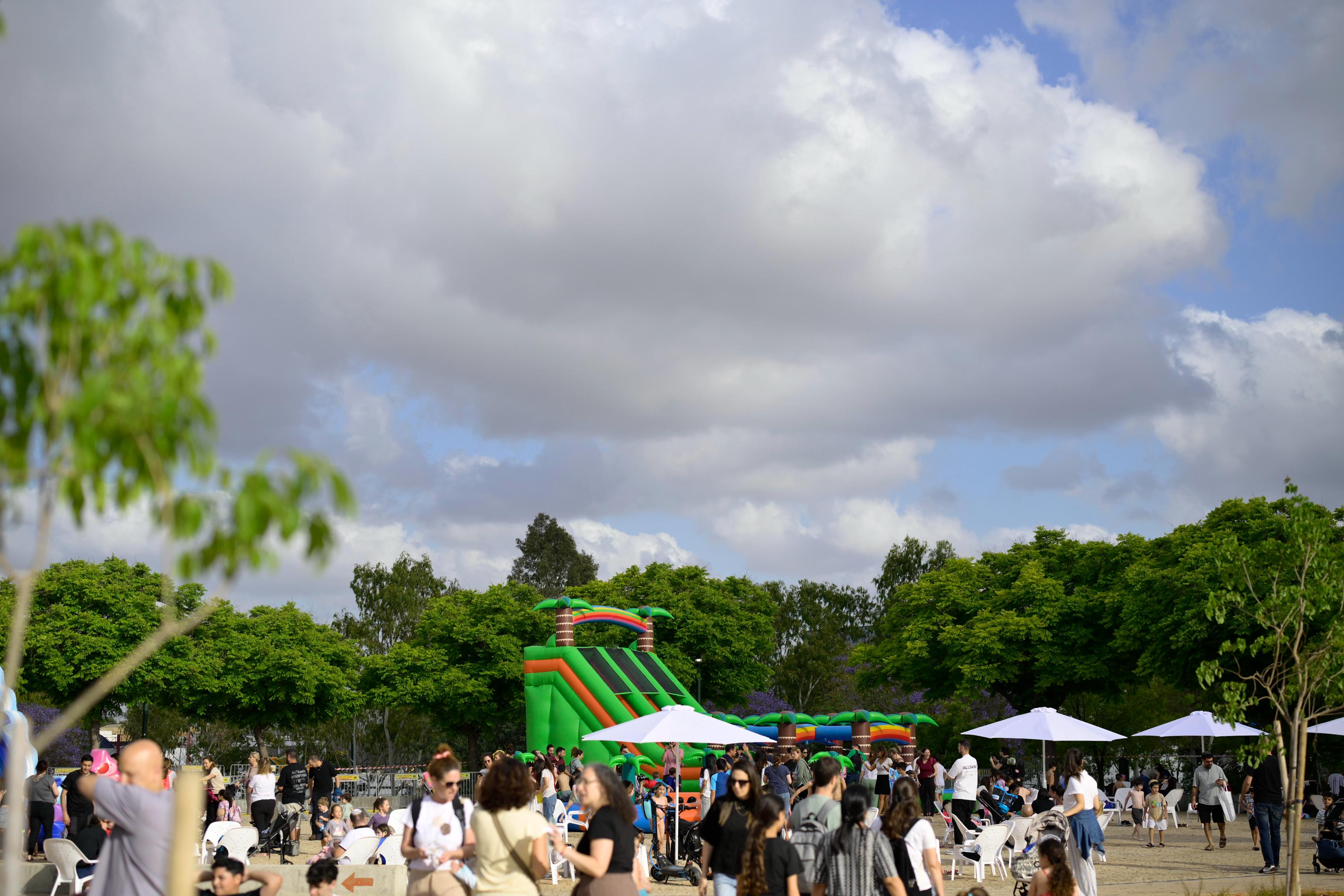חגיגת שבועות במתחם המזרקות בפארק