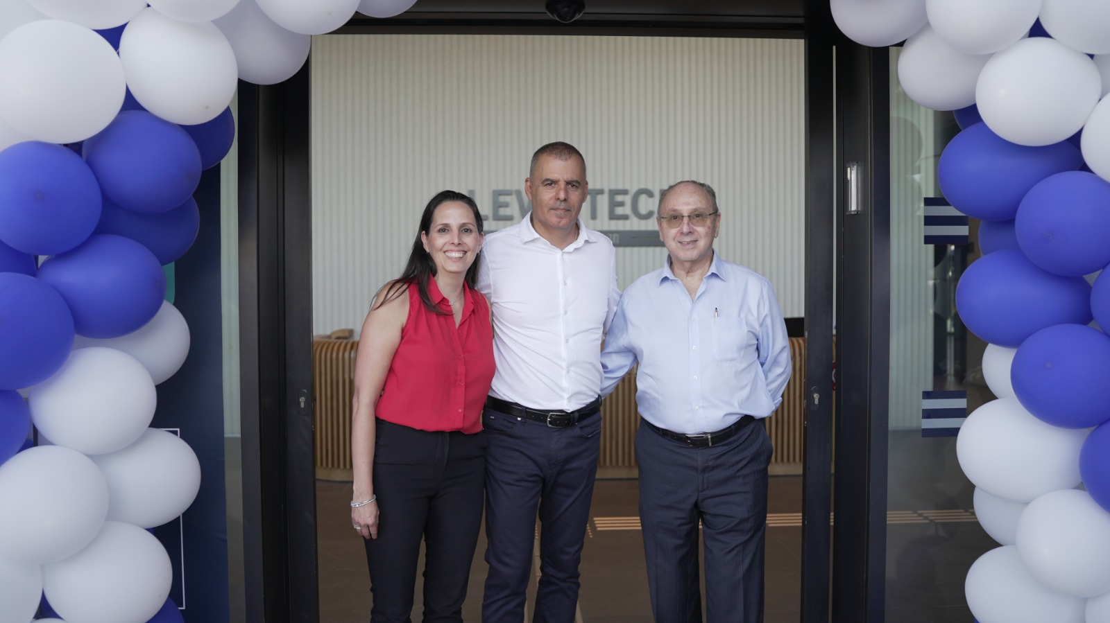 ראש העיר רפי סער עם שאולי לוטן וחן גור לוטן מקבוצת לוינשטין