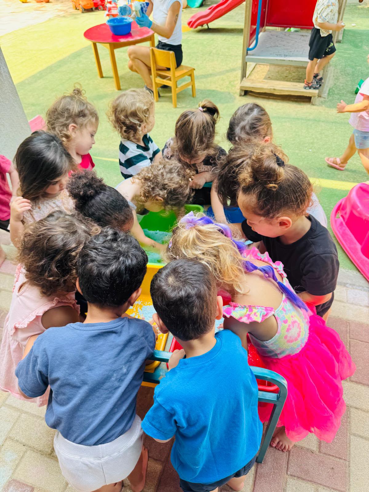 ילדים בפעילות במעונות ילדות בכפר