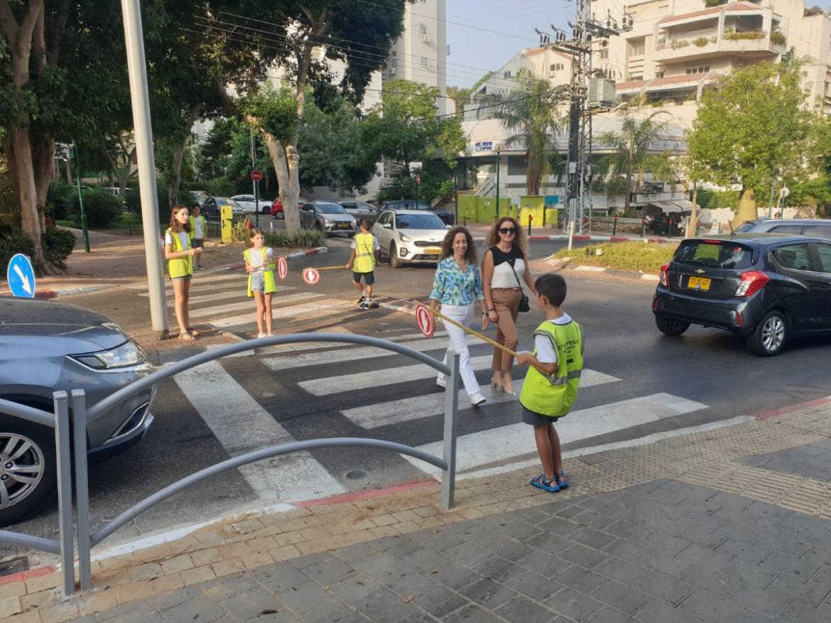 צועדים בבטחה לבית הספר