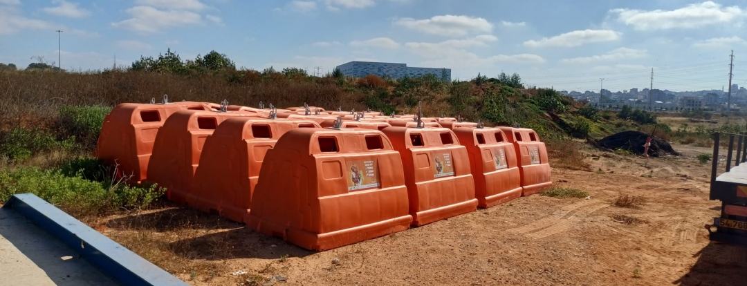 פחים ומיכלי מיחזור אזוריים בצבע כתום