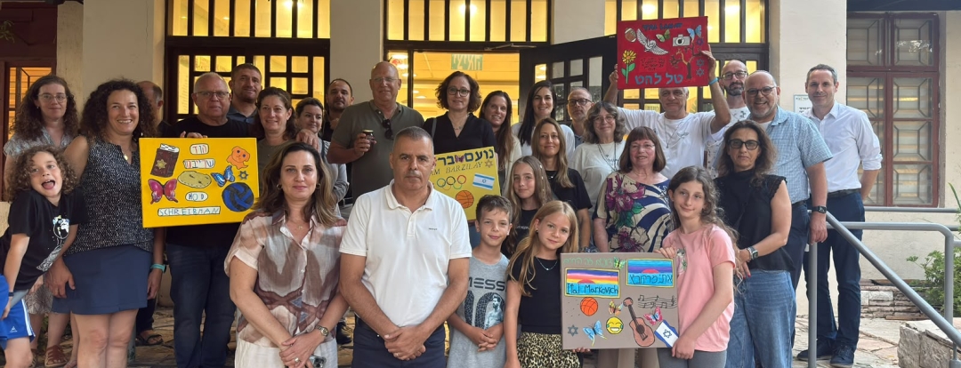 המשפחות השכולות עם התלמידים והיצירות לזכר הנופלים
