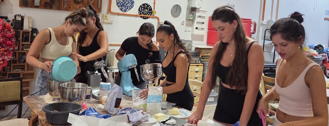 התלמידות מכפר סבא בפעילות במסגרת מיזם האפייה החברתי