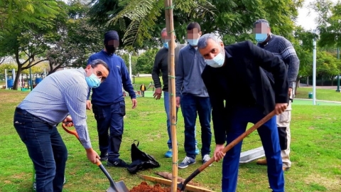 ראש העיר וסגנו נוטעים עץ בפארק לכבוד ט"ו בשבט