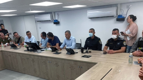הנהלת העיר ונציגי משטרה במרכז ההפעלה העירוני