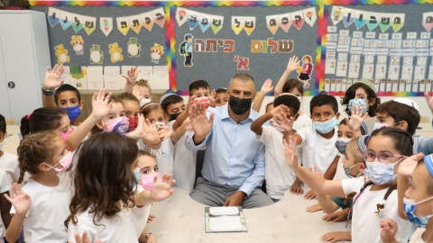 ראש העיר רפי סער בתמונה קבוצתית עם תלמידי כתה א בכפר סבא