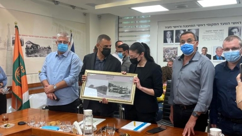 רפי סער ומירב מיכאלי בביקור בכפר סבא