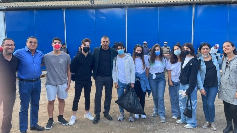 ראש העיר רפי סער עם הנהגת התלמידים והצוות העירוני מחלקים שי לחורף לעובדי הניקיון בעיר