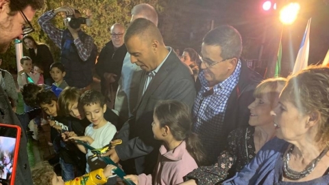גזירת סרט חנוכת הגינה החדשה בשכונת הפרחים