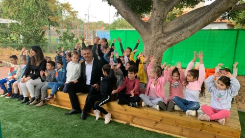 ראש העיר רפי סער יחד עם ילדי גן ערבה המשודרג