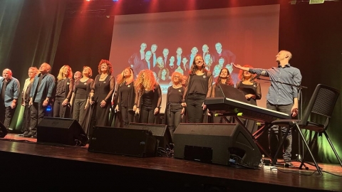 אנסמבל גלרון בהופעה בתחרות הארצית למקהלות וחבורות זמר בכפר סבא