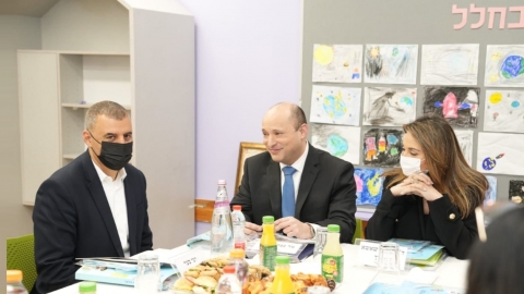 ראש העיר רפי סער מארח את ראש הממשלה נפתלי בנט ושרת החינוך דר יפעת שאשא ביטון בבית הספר אוסישקין בכפר סבא