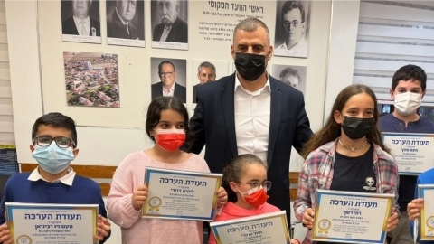 ראש העיר מעניק תעודות הוקרה לתלמידות ותלמידי בתי הספר בכפר סבא בגין מנהיגות חברתית מצטיינת