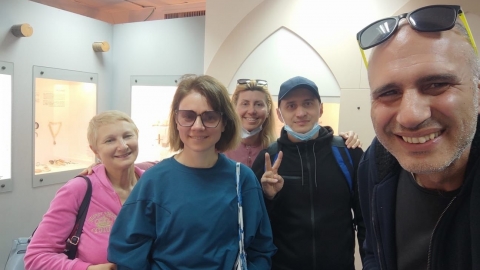 בתמונה מימין לשמאל אסף לב ממוזאון כפר סבא עם התיירים מאוקראינה אנדריי סבטלנה אירינה ואלה