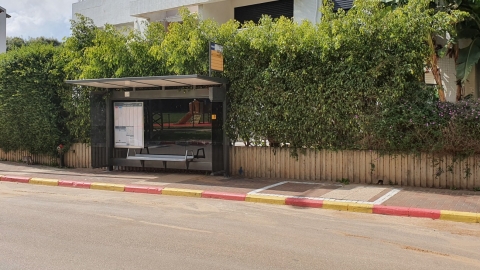 תחנת אוטובוס בעיר כפר סבא שהוצבה בה סככה חדשה 